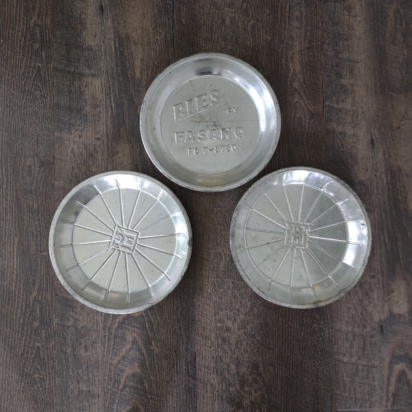 Antique aluminum pie tins - set of 3 - Picture 1 of 12